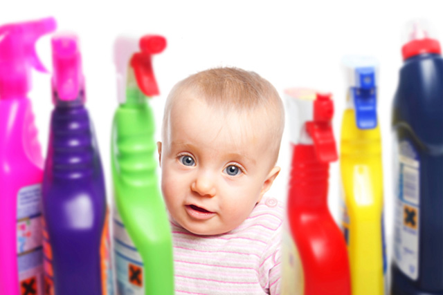 bébé avec des substances toxiques